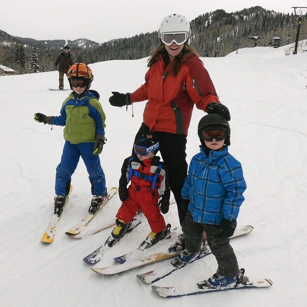 mom teaching kids to ski