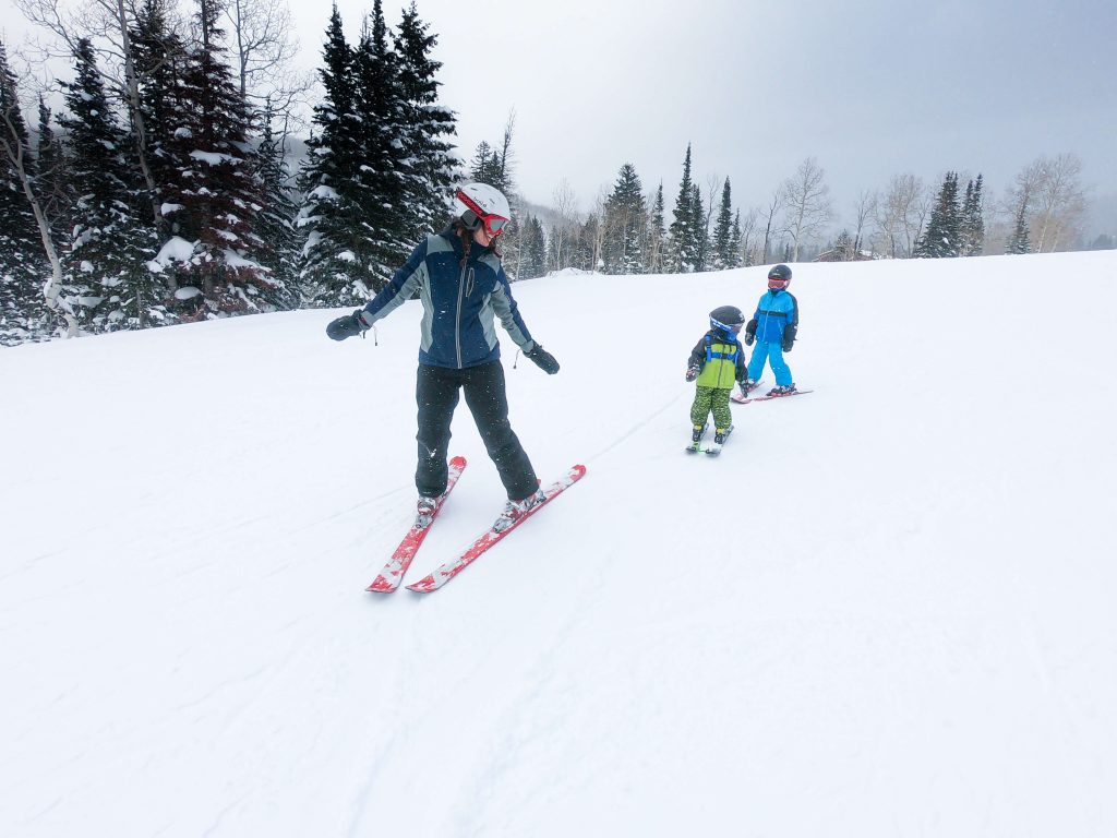 mom and kids skiing