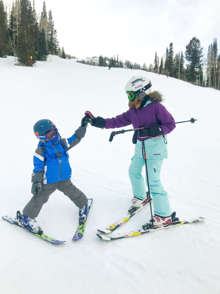 kids skiing together