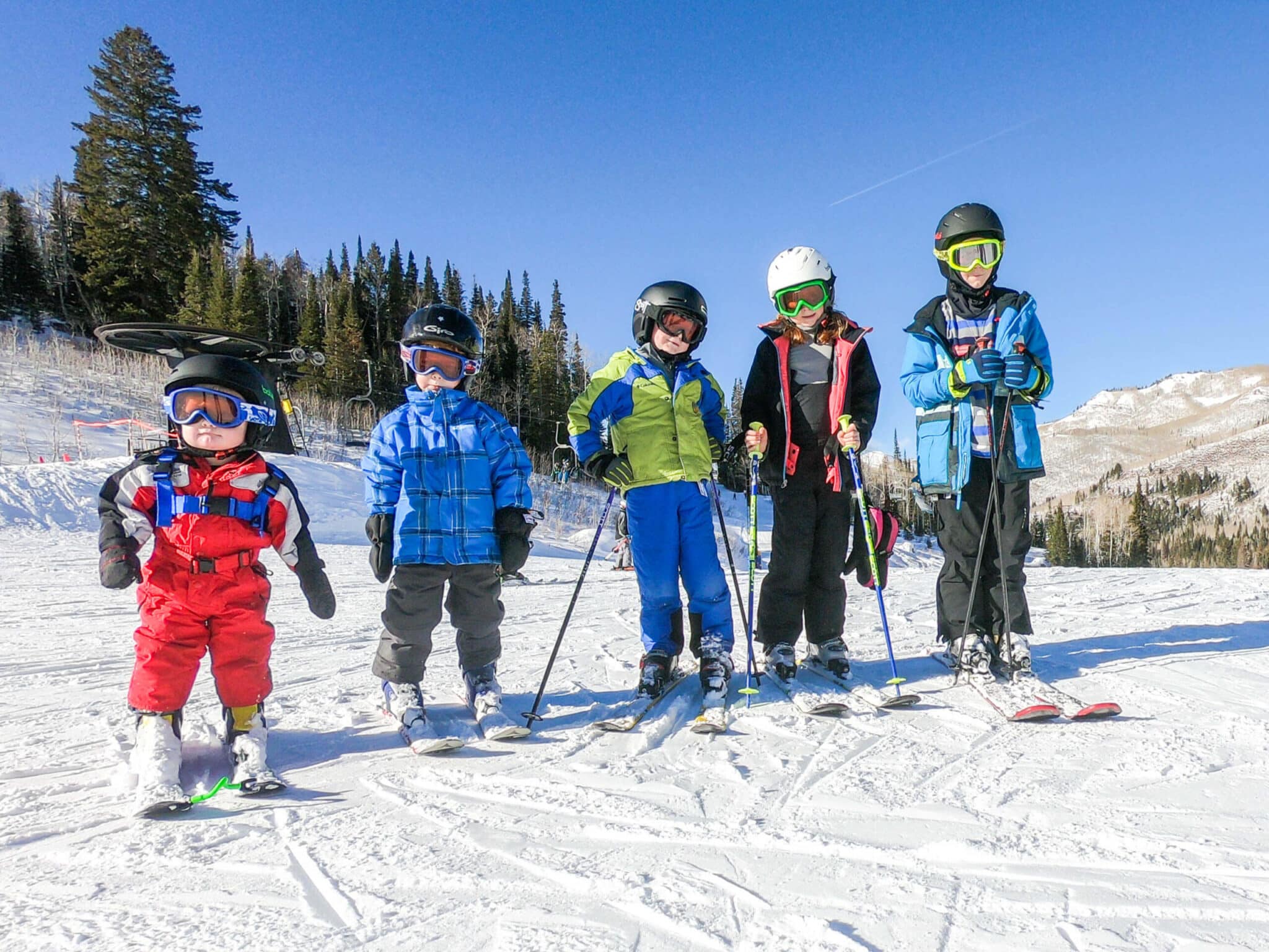 big family of kids skiing