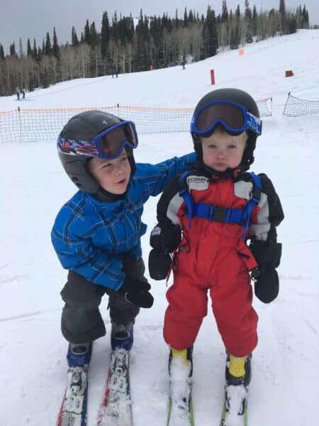 2 little boys skiing together