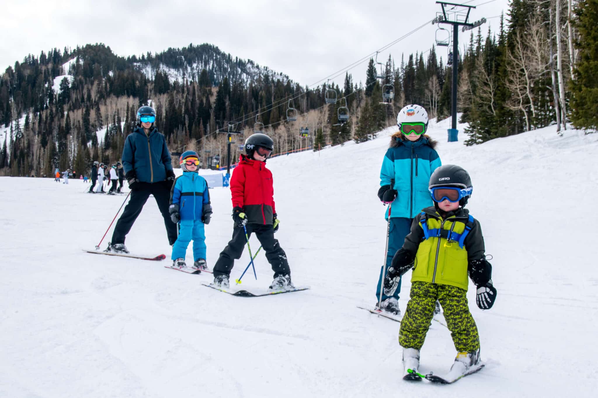 ski family with kids