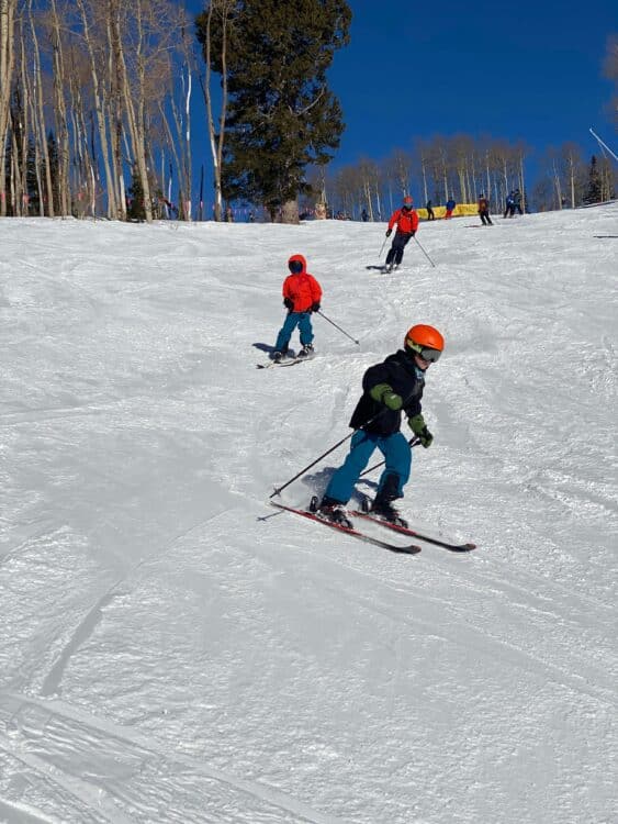 kids skiing together