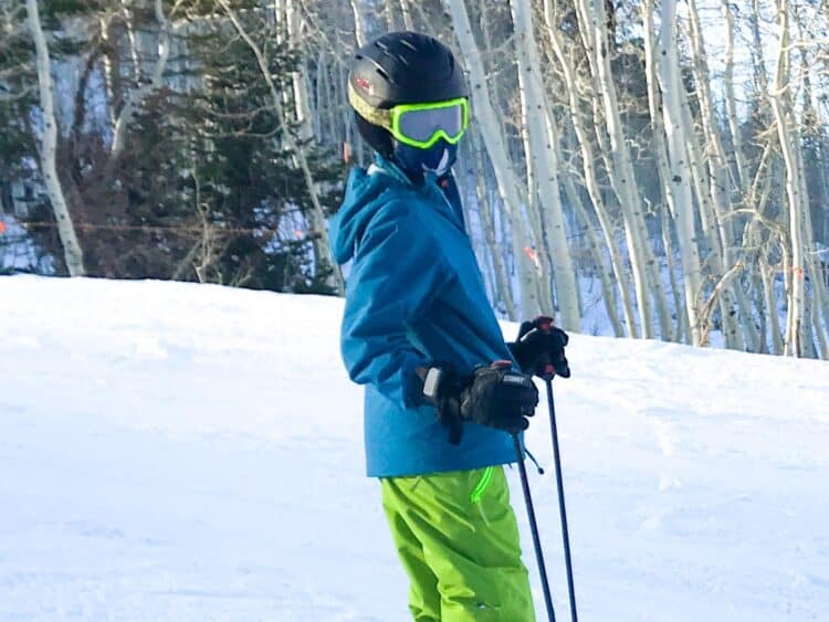 kids ski helmet that fits correctly