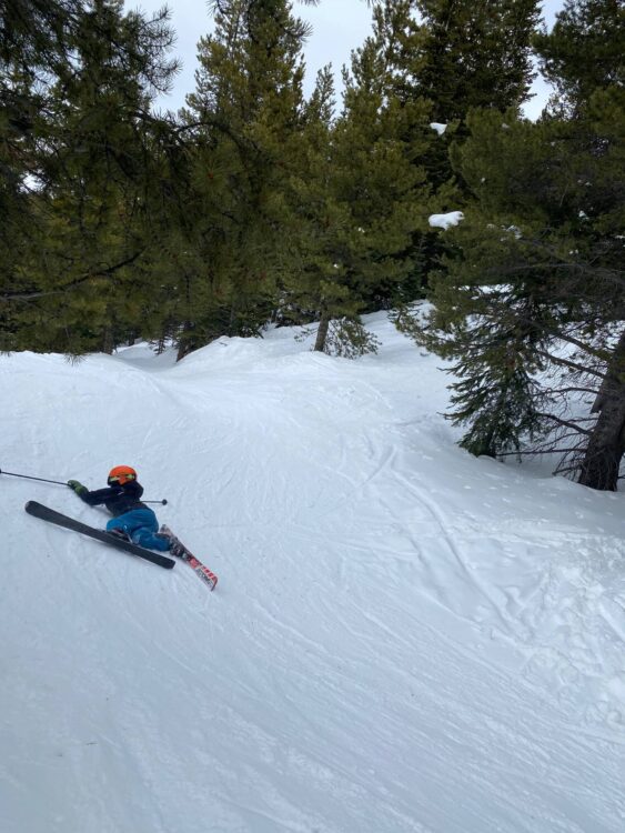 kids falling down on skis