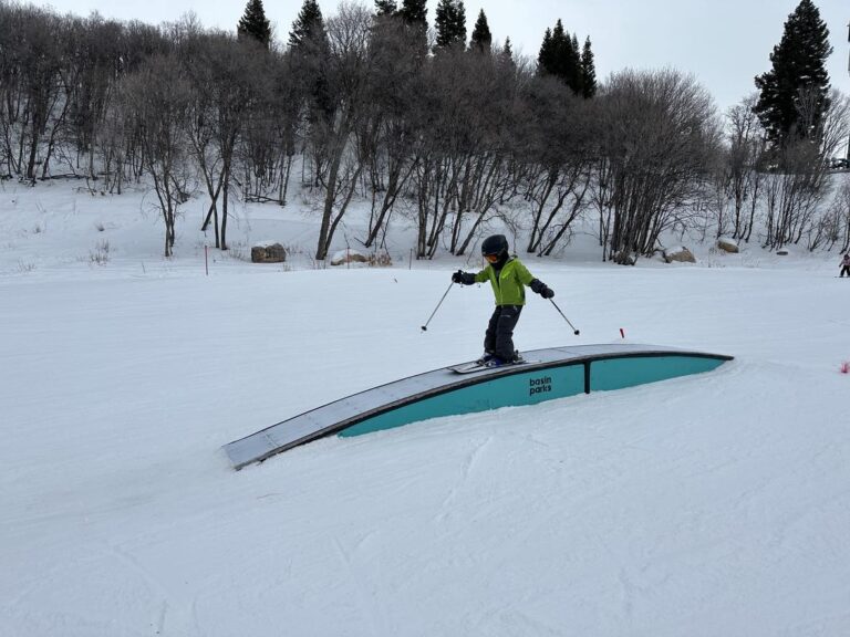 17 Best Ski Resorts For Beginners in the United States - Skiing Kids